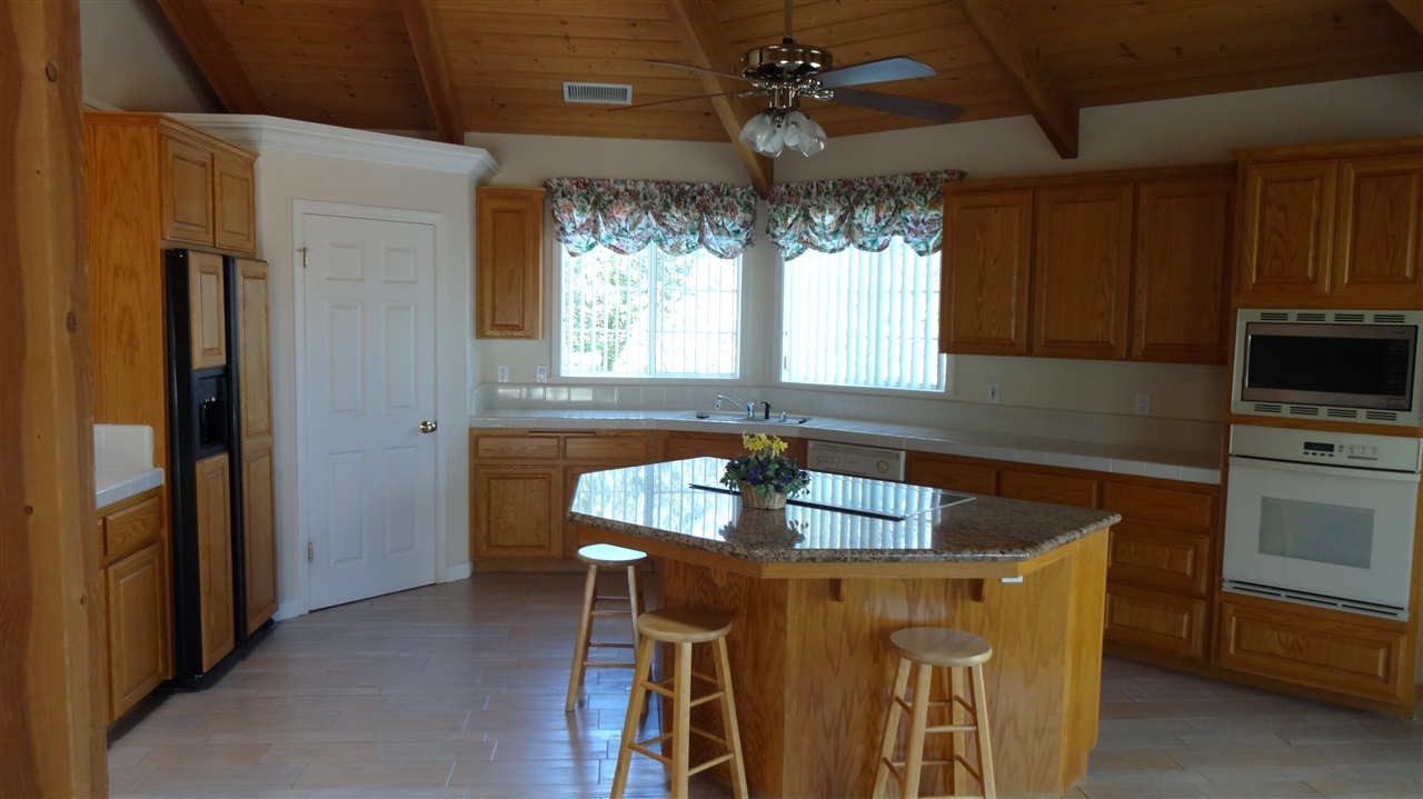 2212 Crest Hill Lane Fallbrook, CA 92028 - Photo 4 of 14
