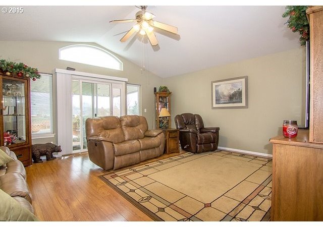 240 Village Drive Winchester, OR 97495 - Photo 10 of 19