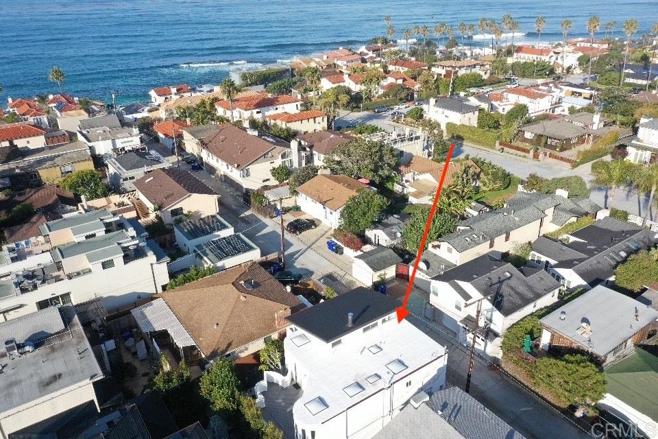 Ideal location, close to Windansea Beach in La Jolla. Restaurants, coffee houses, shopping, award-winning schools all conveniently located near this meticulous home.
