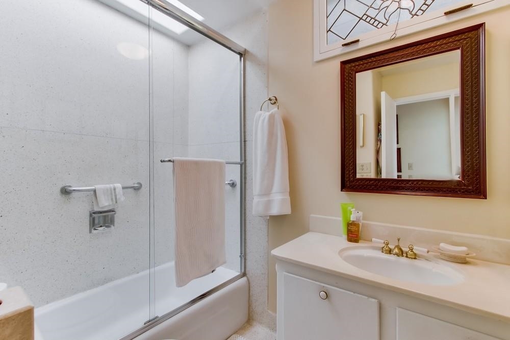 562 Rimini Road Del Mar, CA 92014 - Photo 16 of 25 Upstairs this full bath is shared by two secondary bedrooms