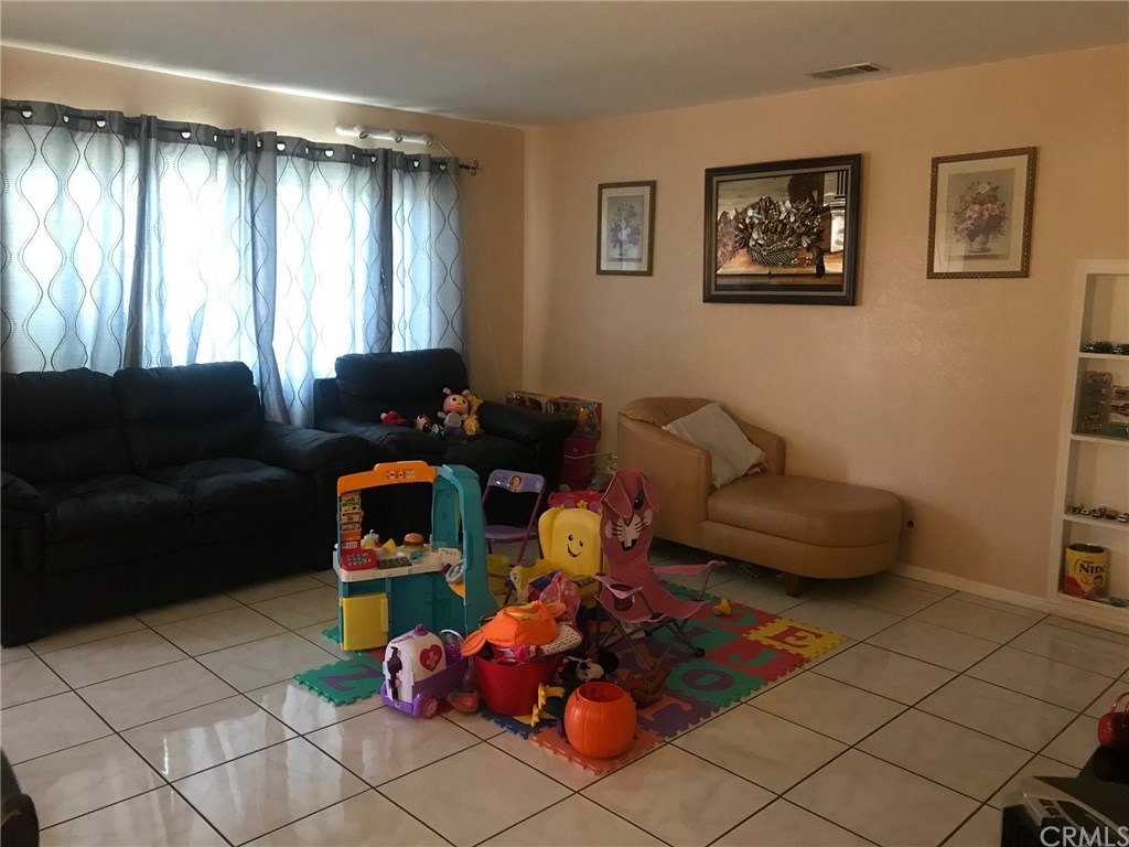 152 East Rosewood Street Rialto, CA 92376 - Photo 4 of 12