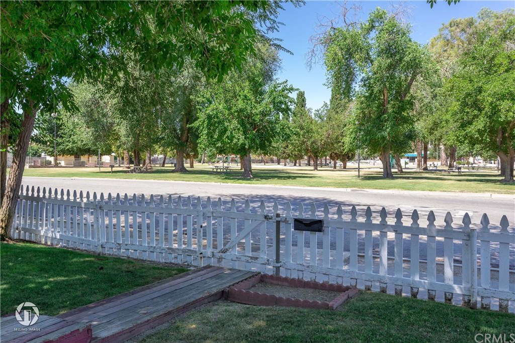220 Tyler Street Taft, CA 93268 - Photo 4 of 36