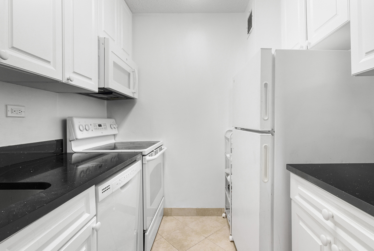 211 West 56th Street, Unit 12C Manhattan, NY 10019 - Photo 4 of 6