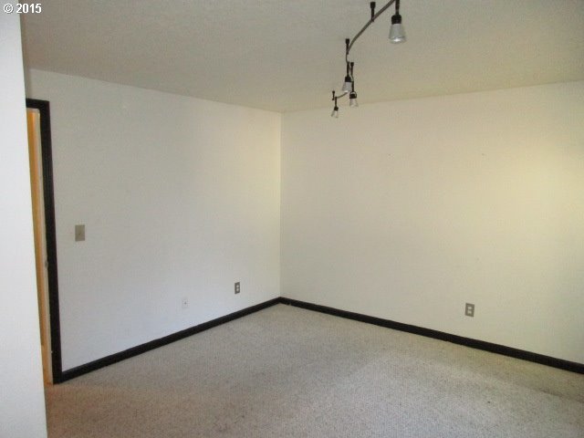 4880 Southwest Scholls Ferry Road, Unit 31 Portland, OR 97225 - Photo 6 of 30 Gallery Image 6