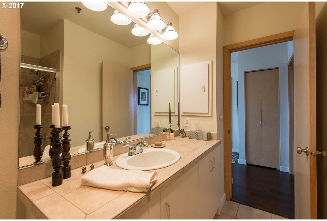 423 Northwest Uptown Terrace, Unit 1A Portland, OR 97210 - Photo 11 of 18