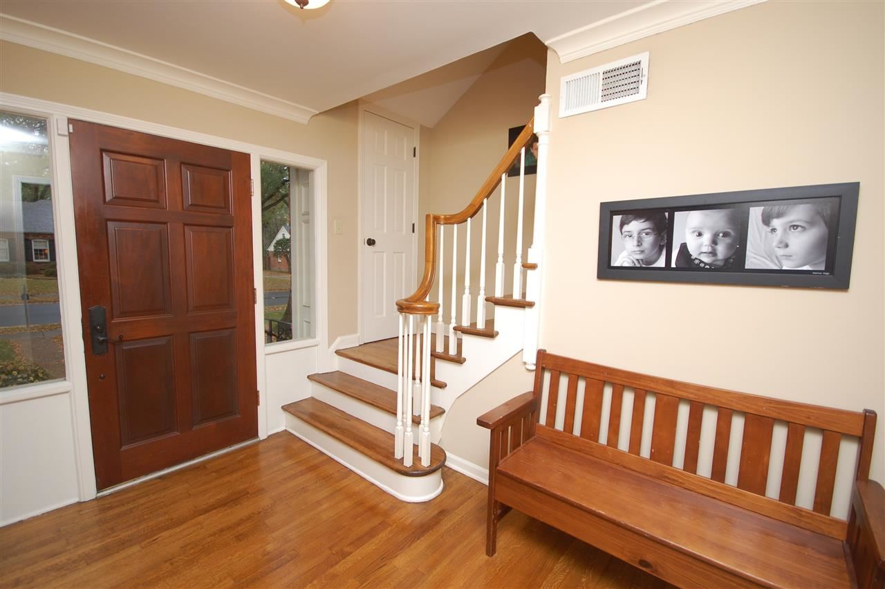 628 Kinsman Road Memphis, TN 38120 - Photo 2 of 24 Stately front entryway!