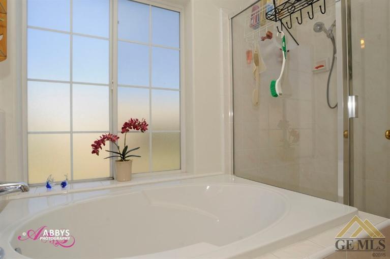 3146 Berkshire Road Bakersfield, CA 93313 - Photo 9 of 15