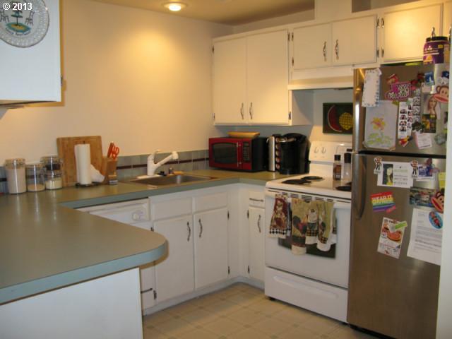 4632 Southwest Comus Place, Unit 5D Portland, OR 97219 - Photo 6 of 16 Gallery Image 6