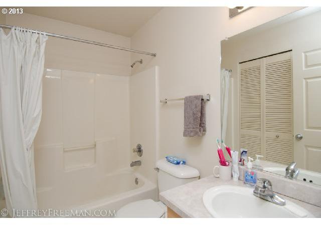 1129 Southwest Gaines Street Portland, OR 97239 - Photo 10 of 13