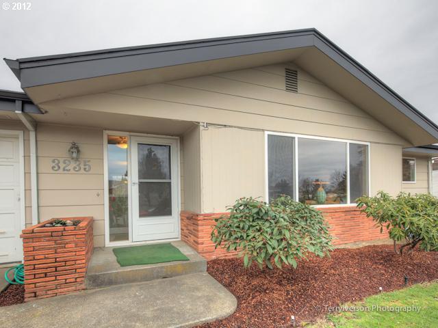 3235 Southwest Ridge Drive Portland, OR 97219 - Photo 2 of 16 Gallery Image 2