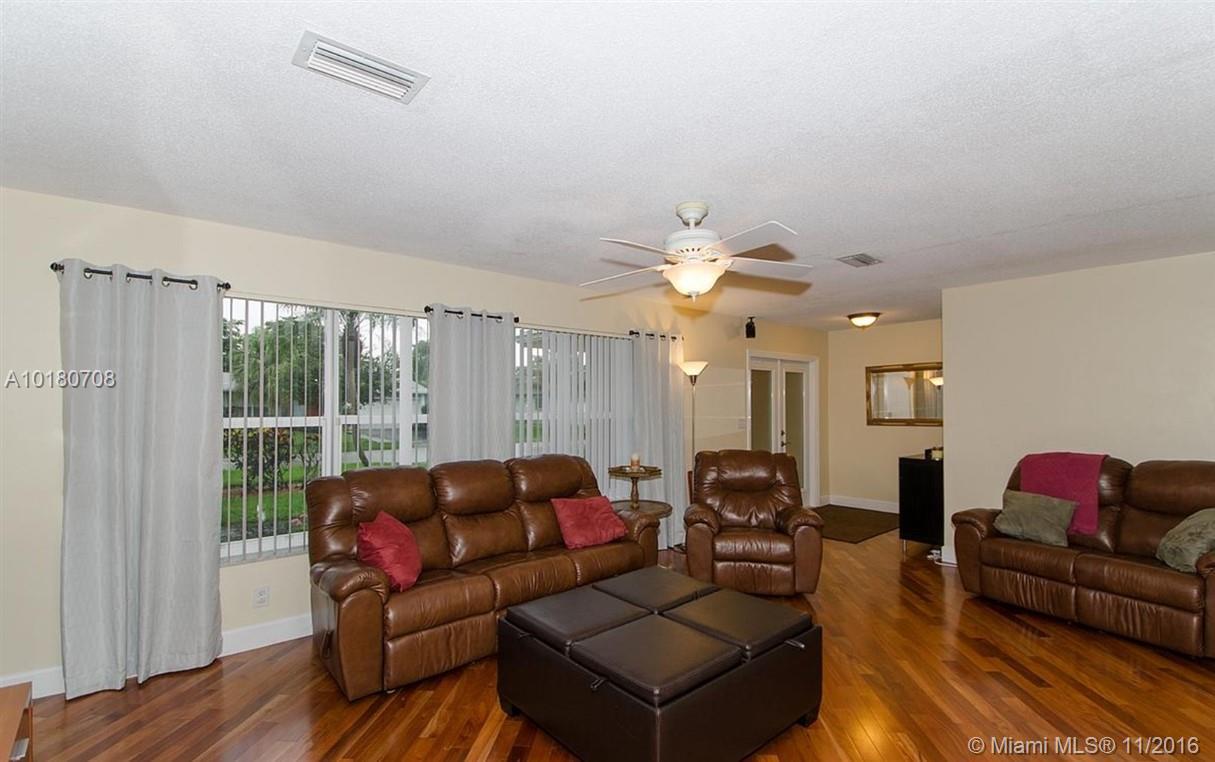 940 Southwest 74th Terrace Plantation, FL 33317 - Photo 2 of 25
