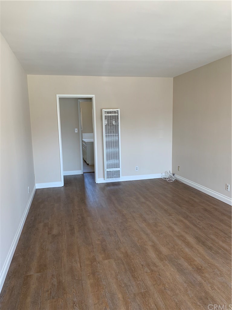 231 Junipero Avenue, Unit 5 Long Beach, CA 90803 - Photo 5 of 16 Living room from the front door
