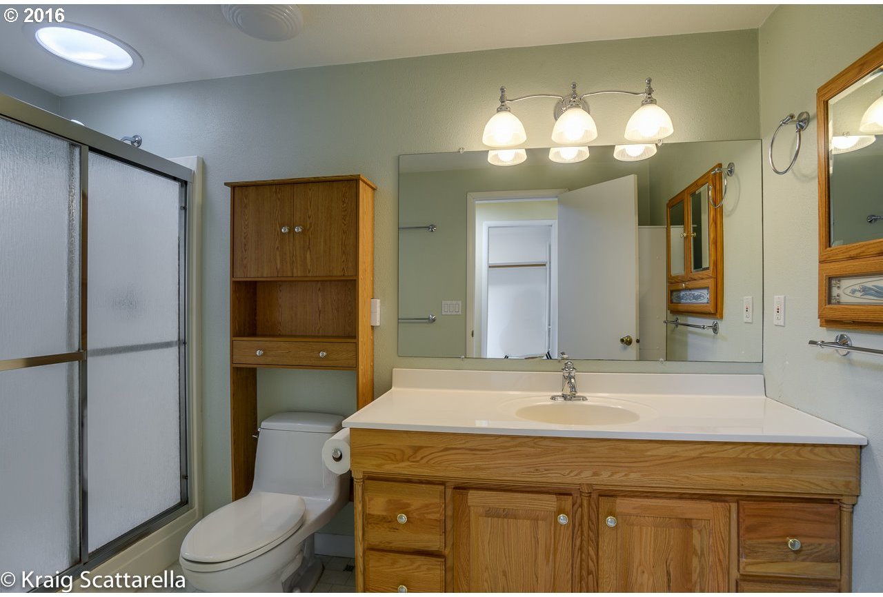 14220 Southwest Rochester Drive Beaverton, OR 97008 - Photo 9 of 32 Gallery Image 9