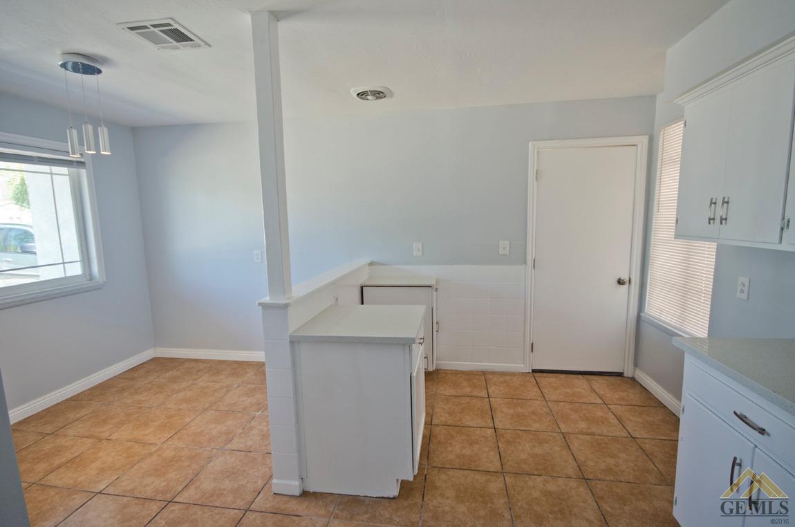 911 Sandra Drive Bakersfield, CA 93304 - Photo 6 of 31