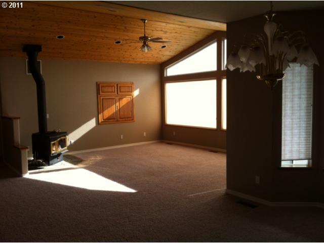 858 Stewart Road Grants Pass, OR 97526 - Photo 5 of 10