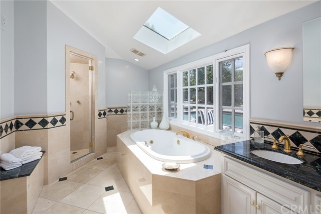 1437 La Perla Avenue Long Beach, CA 90815 - Photo 17 of 43 Master Bathroom