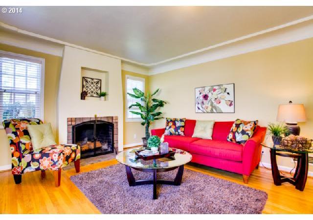 1002 Southwest Falcon Street Portland, OR 97219 - Photo 4 of 16 Gallery Image 4