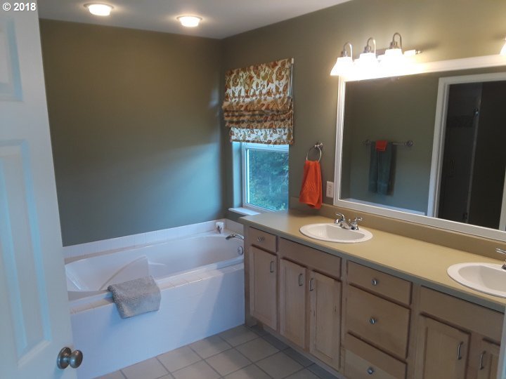 608 Ridgeview Court Hood River, OR 97031 - Photo 7 of 9 Gallery Image 7