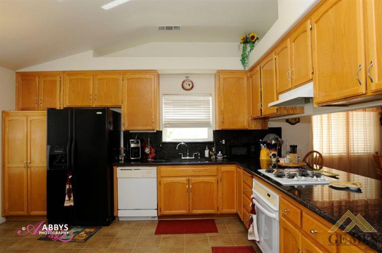 3146 Berkshire Road Bakersfield, CA 93313 - Photo 4 of 15