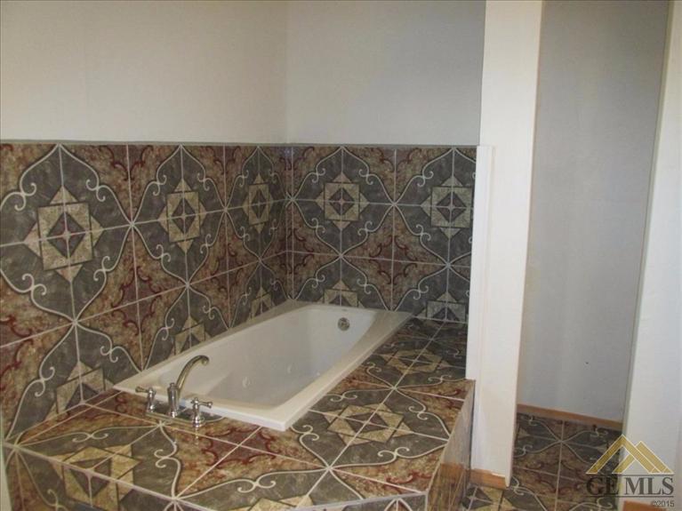 24261 Jacaranda Drive Tehachapi, CA 93561 - Photo 12 of 20