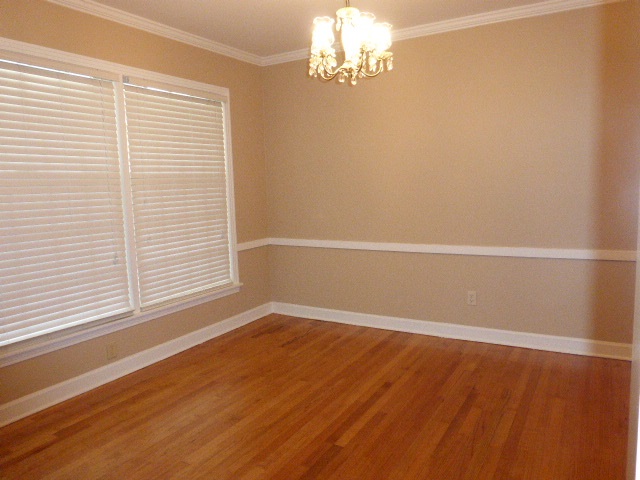 1567 Whitewater Road Memphis, TN 38117 - Photo 3 of 14 Dining area with classic chandelier