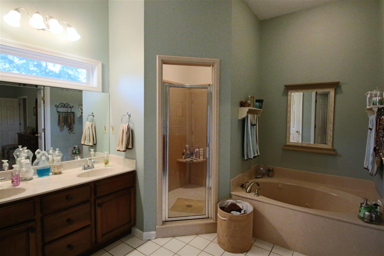 169 Farley Road Byhalia, MS 38611 - Photo 9 of 22 Great Whirlpool Tub And Walk In Shower!