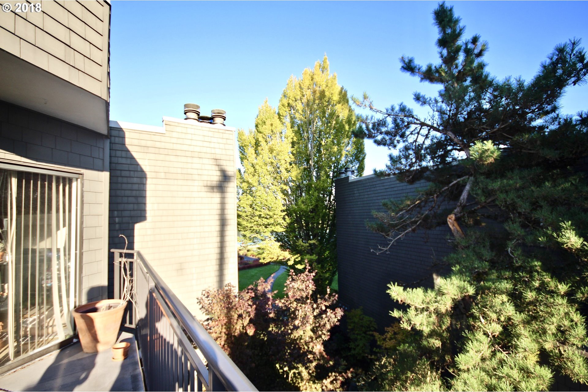 5624 South Riverside Lane, Unit 15 Portland, OR 97239 - Photo 5 of 16 Gallery Image 5