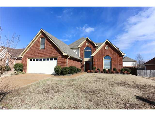 286 North Ericson Road Memphis, TN 38018 - Photo 3 of 22 AWESOME CORDOVA AREA HOME! 4 BIG Bedrooms ~ 2 Bedrooms Down & 2 Up ~ 3400+ Sq. Ft. of WONDERFUL Living Space ~ PROFESSIONALLY LANDSCAPED - FRESHLY PAINTED EXTERIOR. ~DON'T MISS THIS ONE !