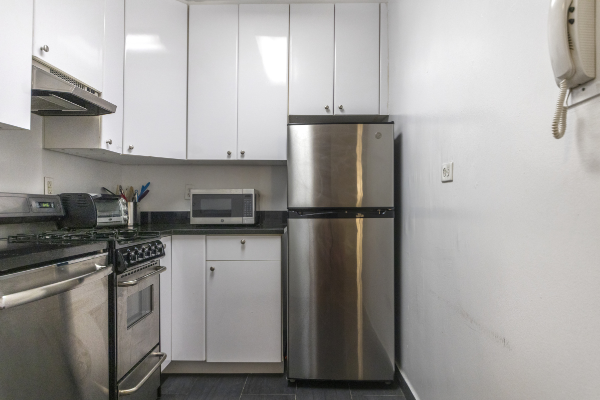 330 East 46th Street, Unit 2R Manhattan, NY 10017 - Photo 6 of 8