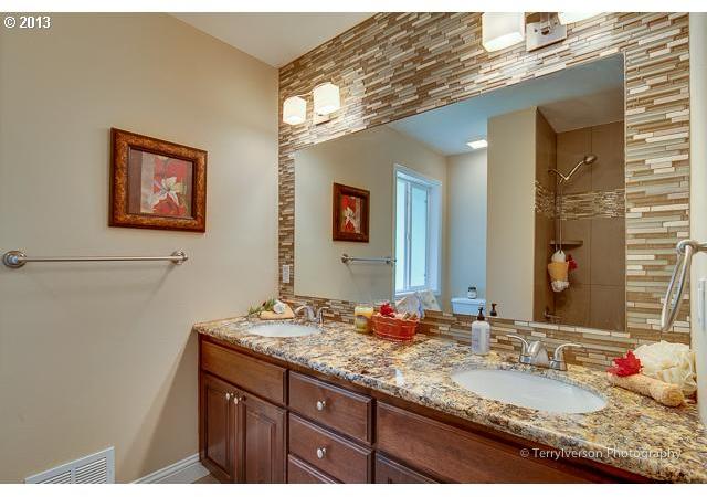 4933 Southwest 18th Place Portland, OR 97239 - Photo 8 of 16