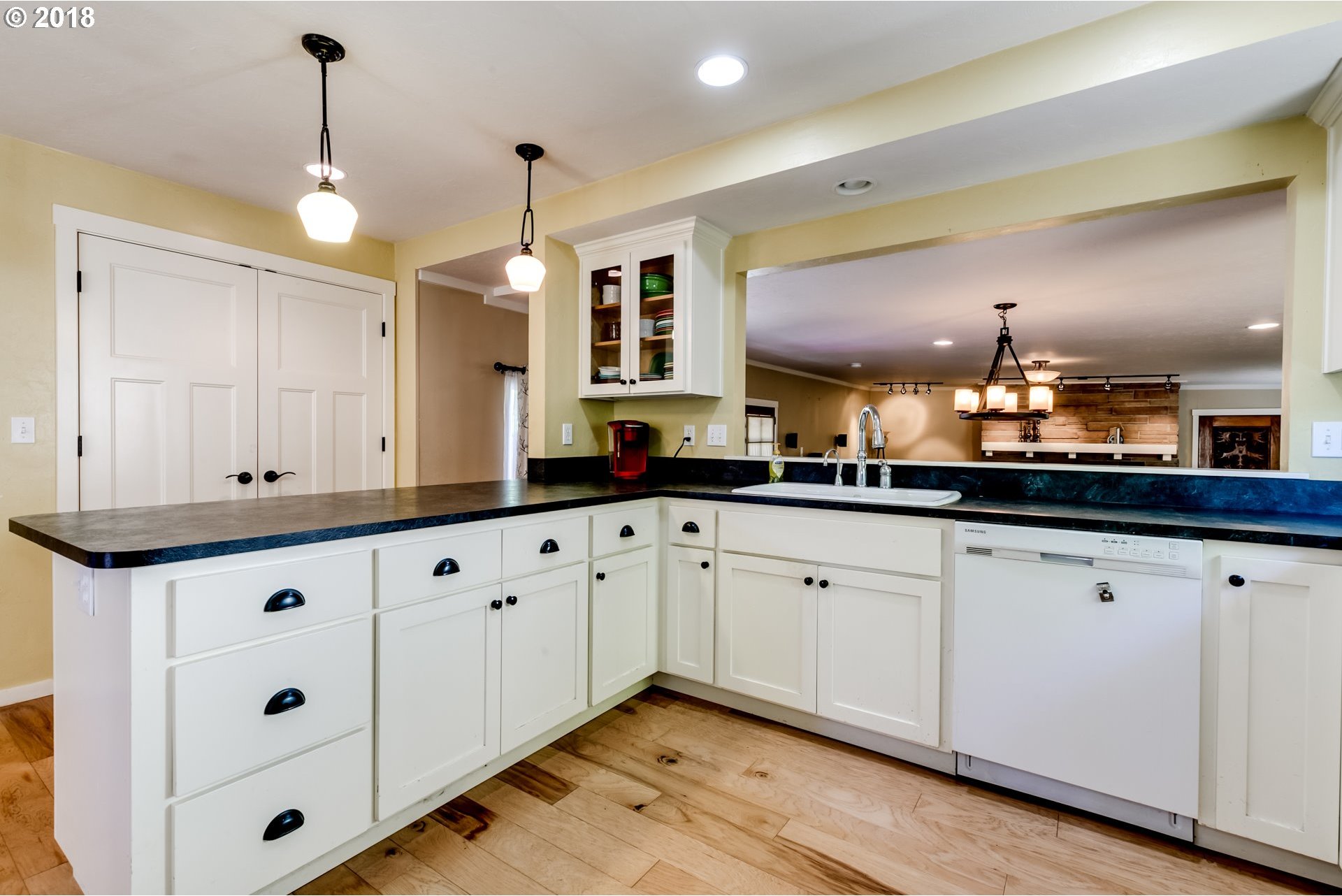 392 T Street Springfield, OR 97477 - Photo 4 of 18 Gallery Image 4