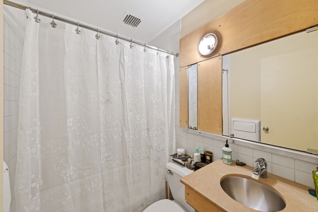 9 Barrow Street, Unit 7J Manhattan, NY 10014 - Photo 5 of 5