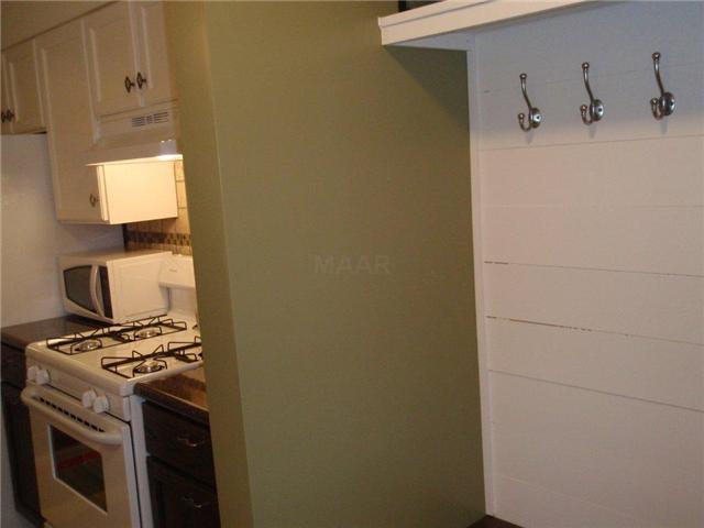 1485 Wilbec Road Memphis, TN 38117 - Photo 6 of 12 This cubby area is the perfect place to take off your shoes and hang up your jacket.