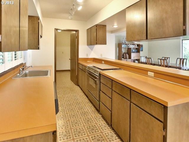 1779 Southwest Comus Street Portland, OR 97219 - Photo 5 of 16 Gallery Image 5