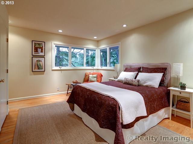 646 Southwest Cheltenham Street Portland, OR 97239 - Photo 6 of 16 Gallery Image 6