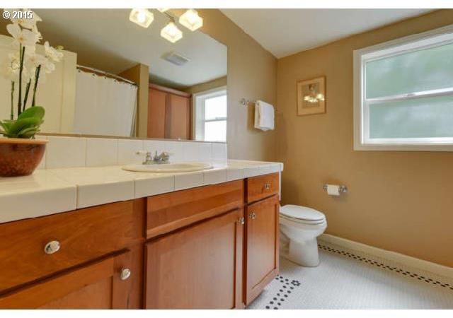 1026 Southwest Moss Street Portland, OR 97219 - Photo 11 of 30 Gallery Image 11