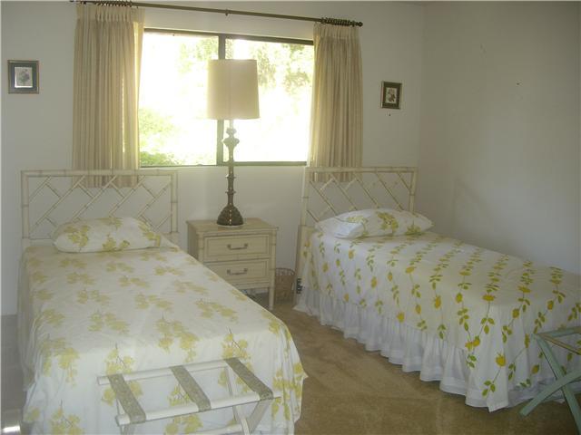 5057 Sleeping Indian Road Fallbrook, CA 92028 - Photo 11 of 17 Light and bright bedroom.