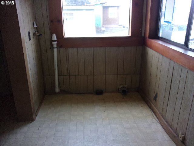 195 Cobb Street Dillard, OR 97432 - Photo 2 of 11 Gallery Image 2