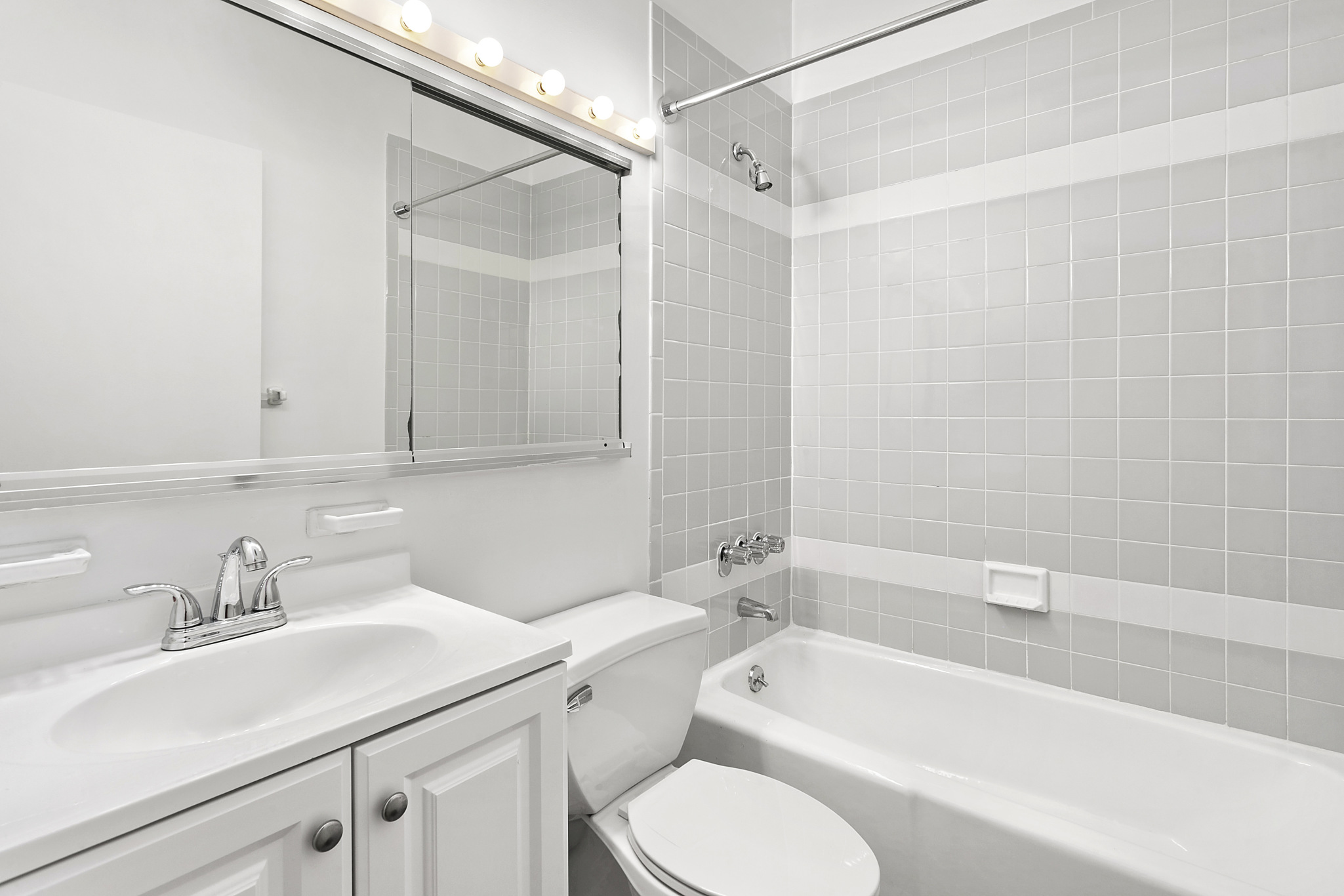215 West 84th Street, Unit 320 Manhattan, NY 10024 - Photo 4 of 7