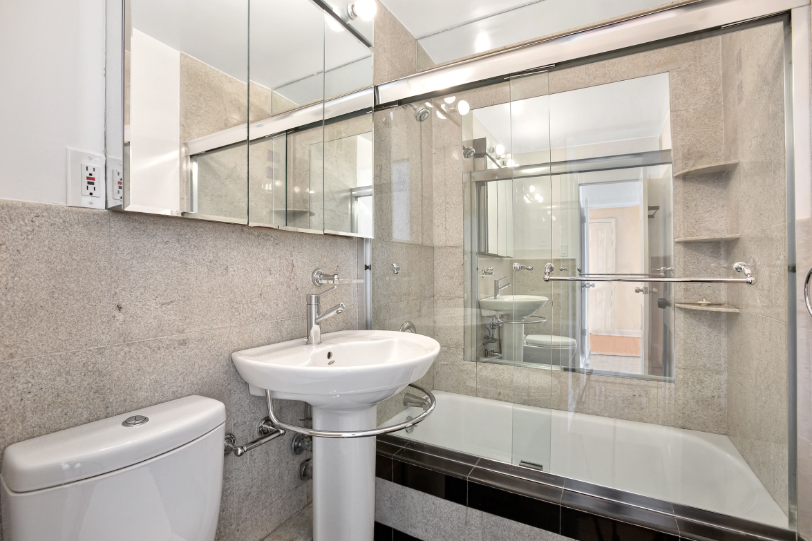 363 East 76th Street, Unit 6F Manhattan, NY 10021 - Photo 7 of 8