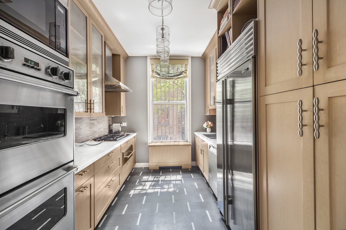 24 West 70th Street, Unit 2 Manhattan, NY 10023 - Photo 6 of 9