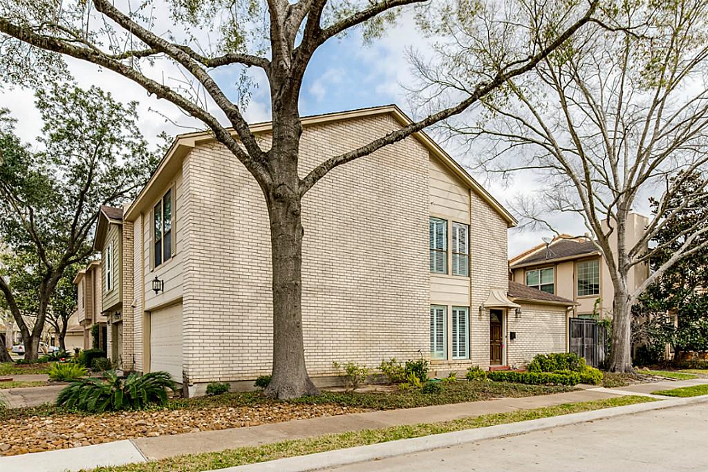Fabulous Corner Townhouse in desirable City of Bellaire