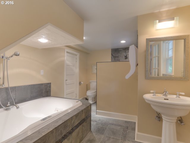 2945 Southwest Fairview Boulevard Portland, OR 97205 - Photo 27 of 30 Gallery Image 27