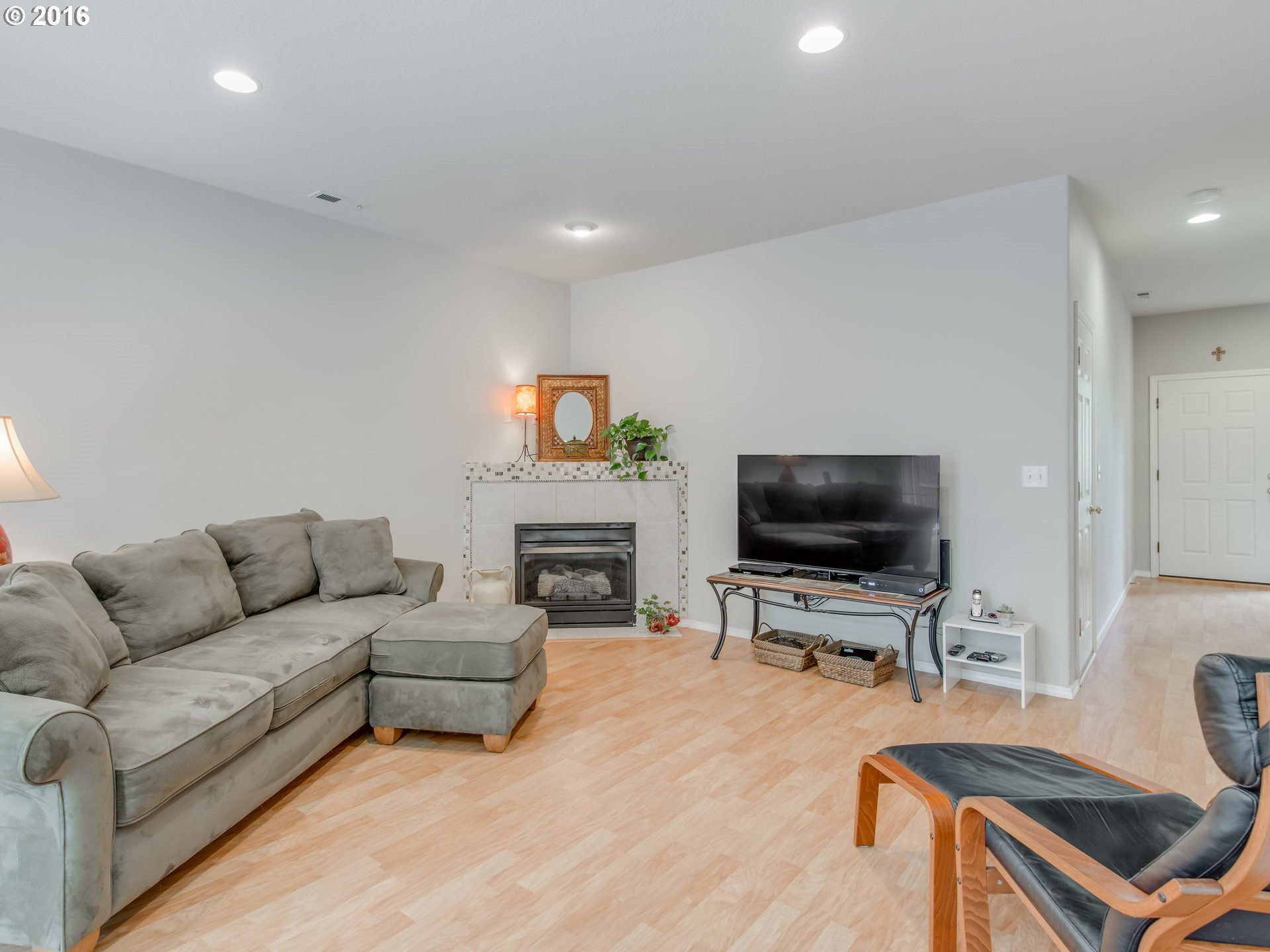 5828 Southeast 16th Loop Gresham, OR 97080 - Photo 5 of 21