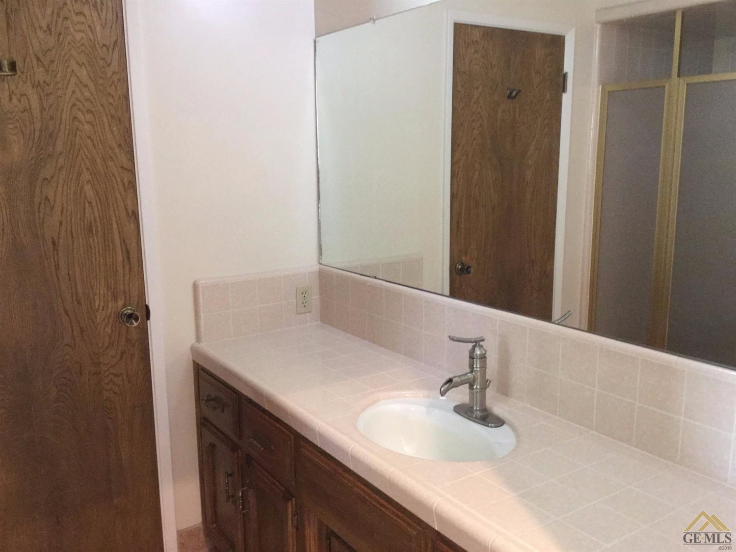 5008 Panorama Drive Bakersfield, CA 93306 - Photo 28 of 40 Guest Bath