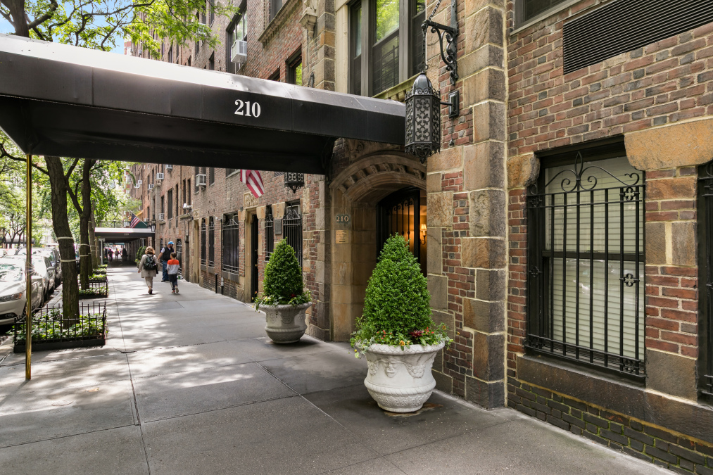 210 E 73rd St, Manhattan, NY 10021 - Photo 2 of 4