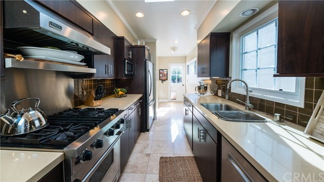 528 24th Street Manhattan Beach, CA 90266 - Photo 9 of 32