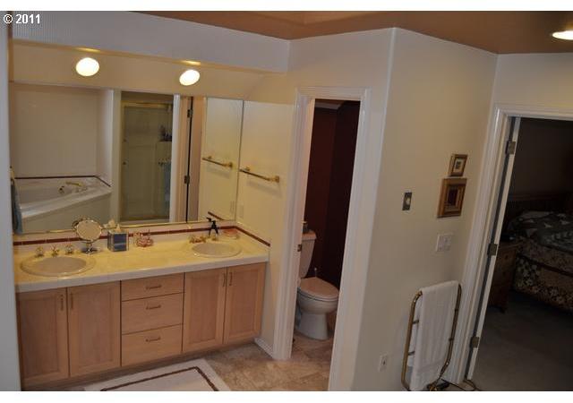 7745 Southwest Red Hawk Court Portland, OR 97224 - Photo 9 of 16 Gallery Image 9