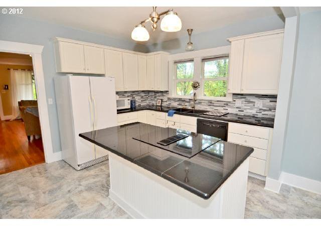 4635 Southwest Evans Street Portland, OR 97219 - Photo 6 of 16 Gallery Image 6