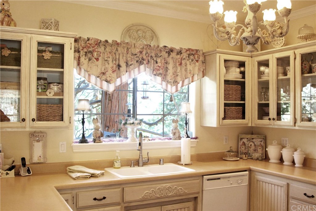 375 Grandview Road Twin Peaks, CA 92391 - Photo 4 of 30 Kitchen with views from the back of the home